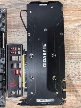 Gigabyte Tarjeta Gráfica + Placa Base