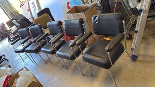 Sillas de oficina negras metálicas