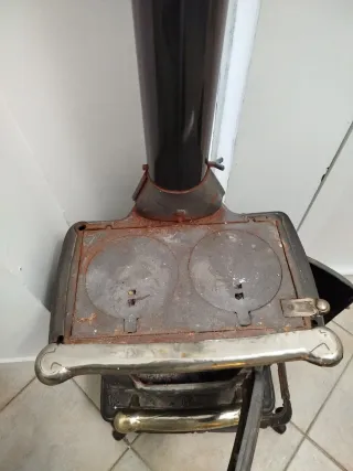 Estufa antigua hierro fundido con placa cocinar
