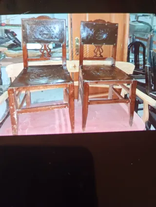 2 Sillas de madera con asiento y respaldo tallado