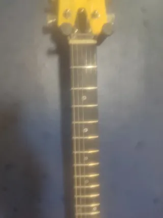 Guitarra Eléctrica Amarilla