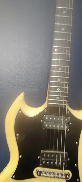 Guitarra Eléctrica Amarilla