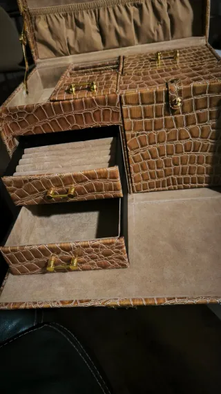 Joyero piel marrón y dorado