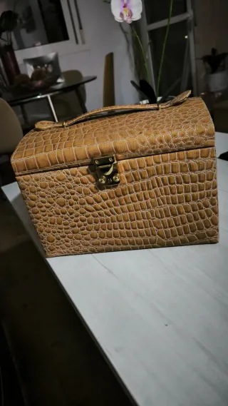 Joyero piel marrón y dorado