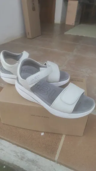Sandalias MBT Mujer Blancas y Grises