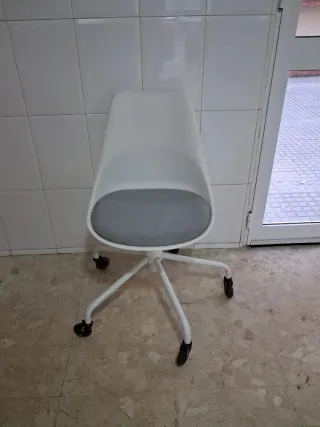 Silla de oficina blanca y gris