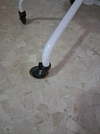 Silla de oficina blanca y gris