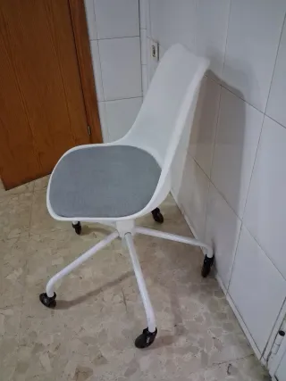Silla de oficina blanca y gris