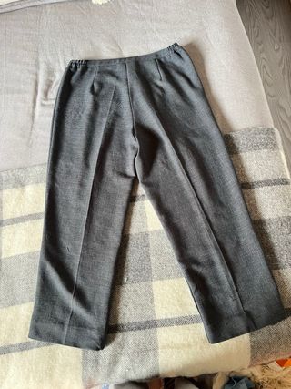 Pantalón de vestir gris con pinzas