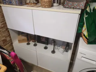 Vitrina blanca con puertas de cristal