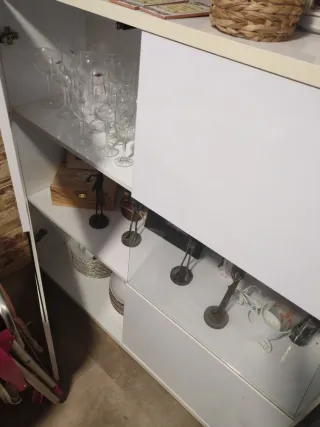 Vitrina blanca con puertas de cristal