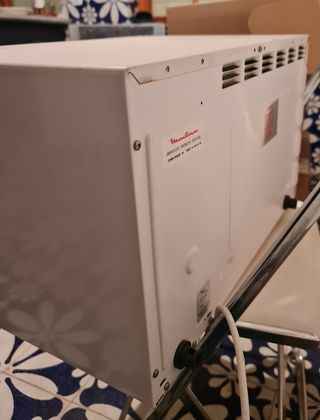 Microondas y mesa desayuno