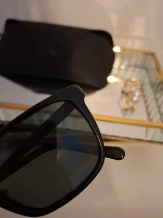 Gafas de sol Ray-Ban negras y doradas