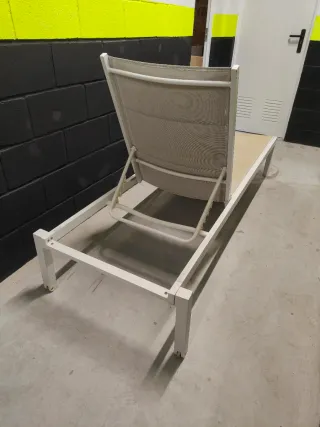 Hamaca de piscina beige y blanca