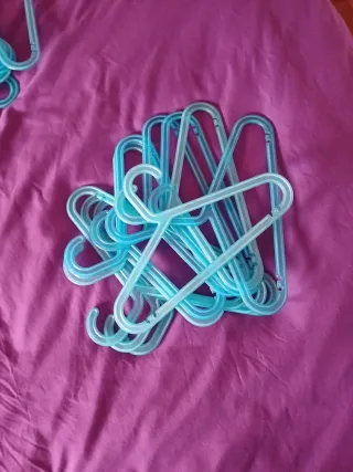 Perchas infantiles azules