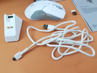 Razer Viper Ultimate Carga Blanca