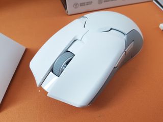 Razer Viper Ultimate Carga Blanca