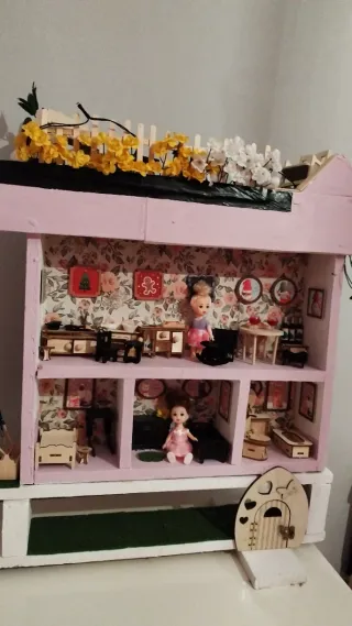 Casa de muñecas rosa con accesorios 15€