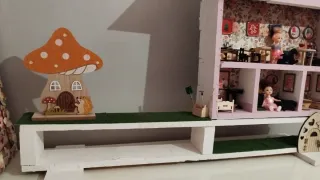 Casa de muñecas rosa con accesorios 15€