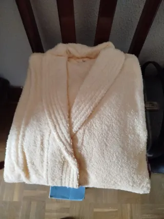 Albornoz amarillo claro Talla L sin estrenar