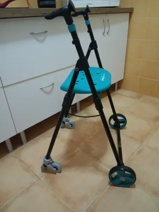 Andador plegable negro y turquesa