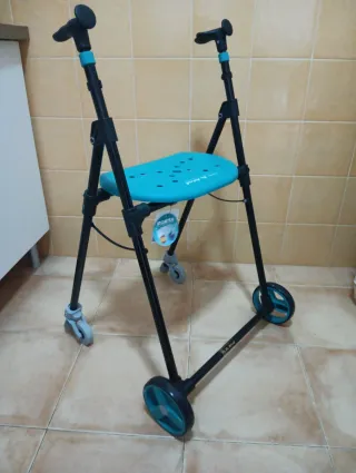 Andador plegable negro y turquesa