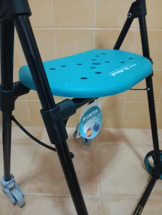 Andador plegable negro y turquesa