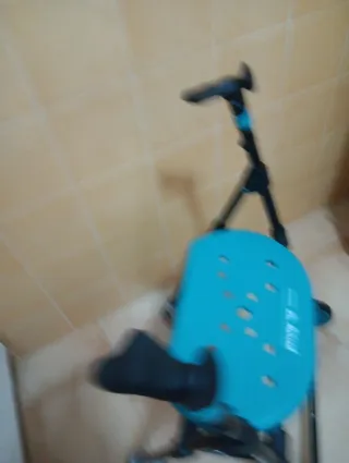 Andador plegable negro y turquesa