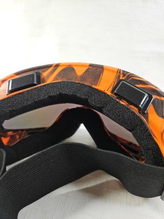 Gafas de esquí naranjas con diseño