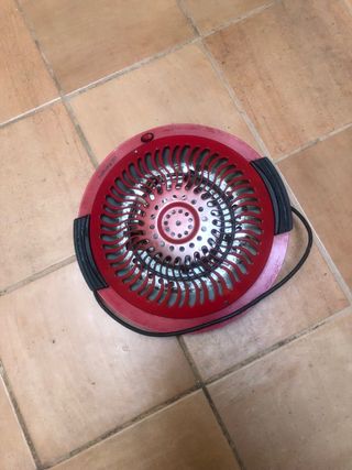 Estufa de camilla roja y negra