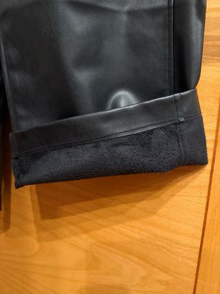 Pantalón efecto piel negro