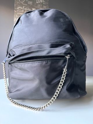 Mochila Negra Minimalista - Bershka (Urban)