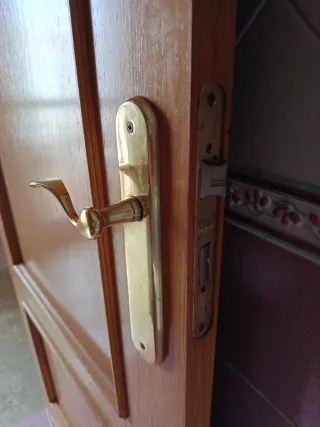 11 Puertas de pino macizo con molduras y pomos