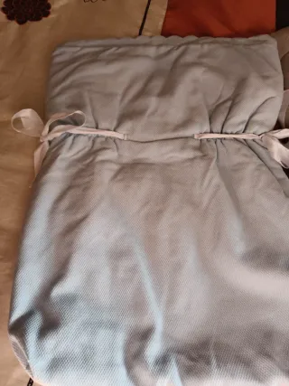 Saco de bebé azul con volantes