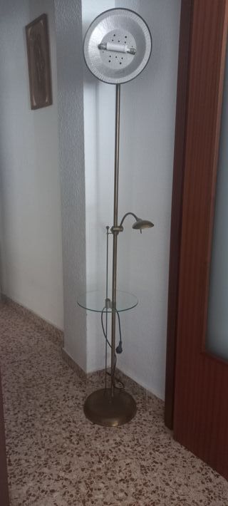 Lámpara de pie plateada y blanca