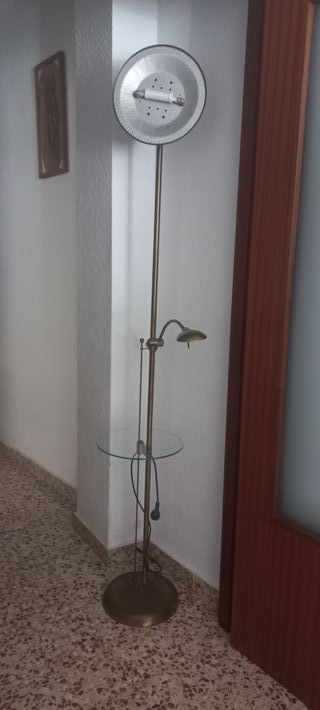 Lámpara de pie plateada y blanca