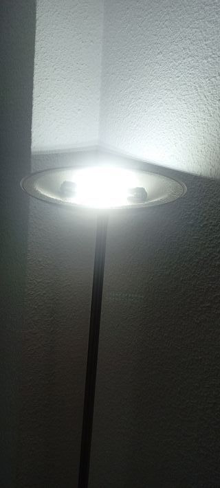 Lámpara de pie plateada y blanca