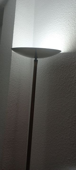 Lámpara de pie plateada y blanca