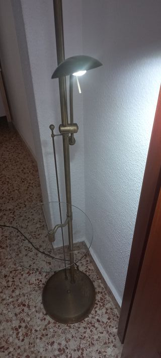 Lámpara de pie plateada y blanca