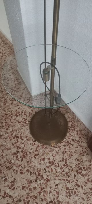 Lámpara de pie plateada y blanca