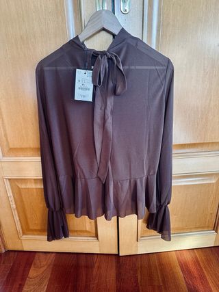 Blusa Zara fluida con volantes marrón chocolate