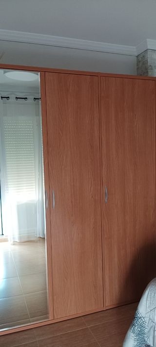 Armario de madera con puerta de cristal
