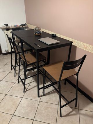 Tavolo alto con 4 sgabelli