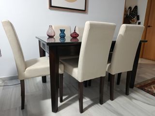 Mesa de salón con 6 sillas. En estado excelente.