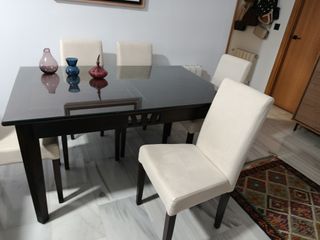 Mesa de salón con 6 sillas. En estado excelente.