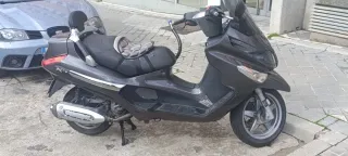 Averíada Piaggio Xevo 250cc Negra/Gris. Año 2010