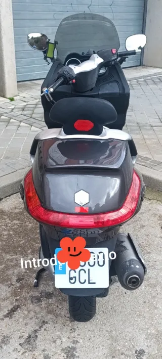 Averíada Piaggio Xevo 250cc Negra/Gris. Año 2010