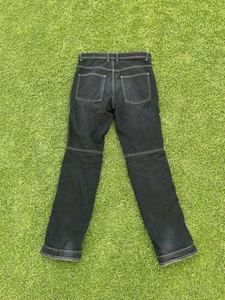 Pantalón flare Zara con cremalleras a los lados.