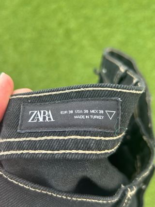 Pantalón flare Zara con cremalleras a los lados.