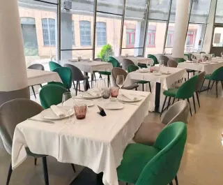 Sillas tapizadas y mesa hostelería